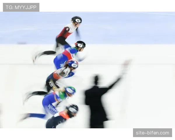 波兰现场观众热情助威，营造良好短道速滑赛事氛围