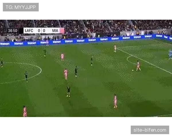 迈阿密国际中后场组合配合生疏，德保罗失误导致直接失球